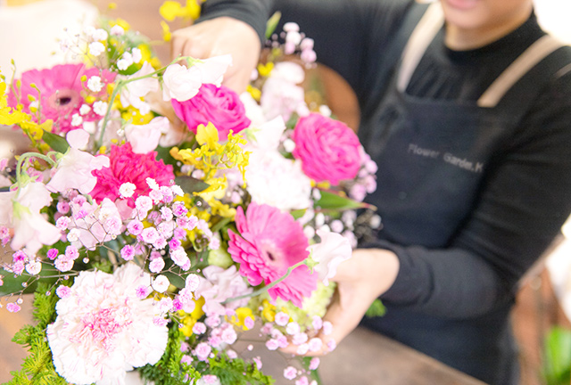 店員が花束を作っている様子