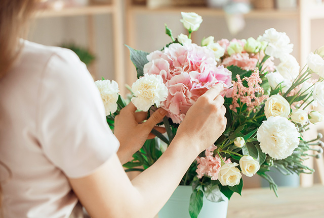 店員さんが花束を作っている様子